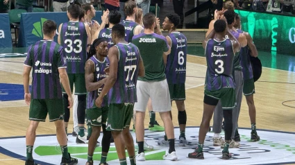 Unicaja en la despedida de ayer en un abarrotado Carpena tras un año mágico.