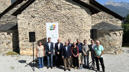 El vicepresident del Patronat de Turisme de la Diputació de Lleida, Juan Antonio Serrano, acompanyat per representants de diversos sectors.