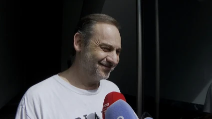 Momento en el que Ábalos atiende a los medios después del registro de su casa por la UCO