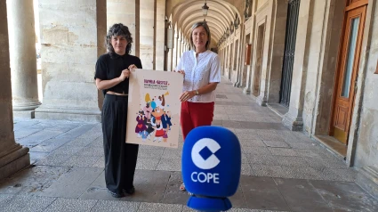 Ania y Sonia con el cartel de La Blanca 25