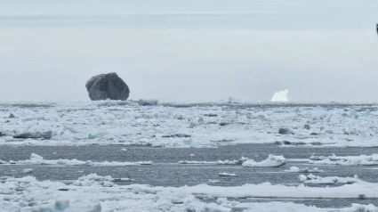 Este pescador se encontró con un iceberg negro