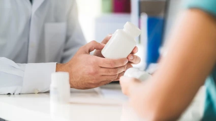 Un médico enseña un bote de medicamentos