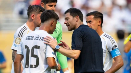 Xabi Alonso da instrucciones a varios jugadores del Real Madrid