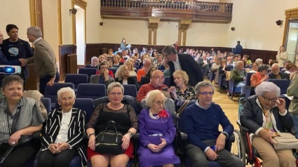 Ourensividad desarrolló un acto con centenarias en el Liceo durante su primer aniversario