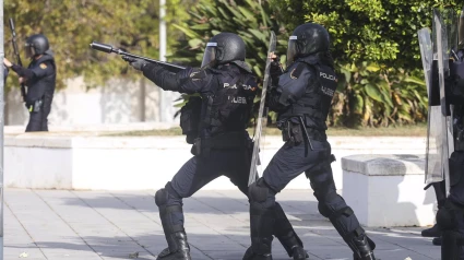 La Policía Nacional carga contra los manifestantes en Puerto Real