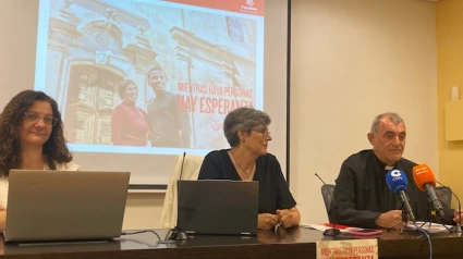 El delegado episcopal de Cáritas, José Angel Feijoo Mirón, y la directora de Cáritas, María Tabarés, con su equipo presentando en el Obispado la memoria de actividades 2024
