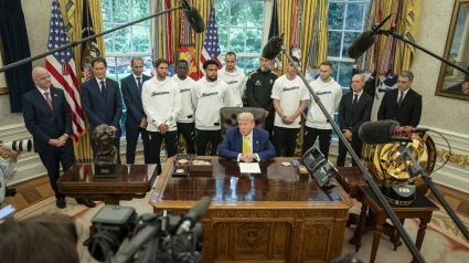 Donald Trump habla con los medios mientras recibe a la plantilla de la Juventus.