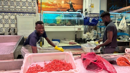 Usman y Sidatil trabajando en la Pescadería