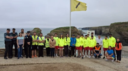El equipo de salvamento posa ante la Playa de As Catedrais