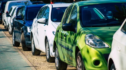 Fila de coches aparcados en Sevilla