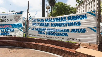 Pancartas argentinas reclamando las Malvinas y a los caídos en la guerra