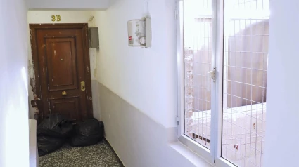 Puerta de una vivienda okupada