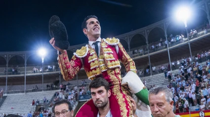 Alejandro Talavante, en su salida a hombros este jueves en Granada