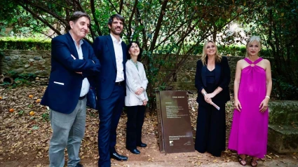 Acto de colocación de la placa conmemorativa de Coral Bracho, ganadora de la XXI edición del Premio Internacional de Poesía Ciudad de Granada Federico García Lorca