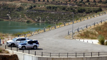 Un cotxe dels Mossos d'Esquadra a la presa del pantà de l'Albagés