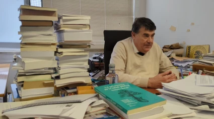 El profesor Bastos en su despacho de la Universidad de Santiago