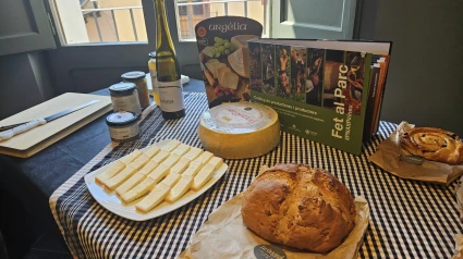 Imatge del catàleg "Fet al Parc" i d'alguns productes de proximitat.