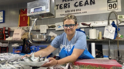 Teri, placera en la plaza de Lugo de A Coruña, nos cuenta qué debemos hacer para tomar sardina en San Juan