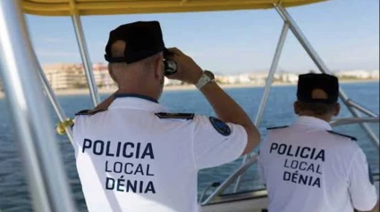 Agentes de la Policía Local vigilando la costa de Dénia