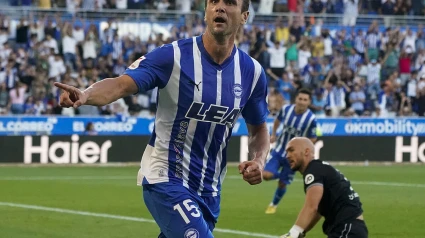 Quique García celebra un gol ante su nuevo compañero Dimitrovic