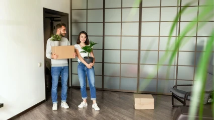 Pareja de jóvenes alquilando un piso