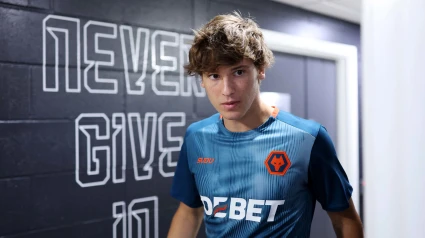 Fer López con la camiseta de los Wolves