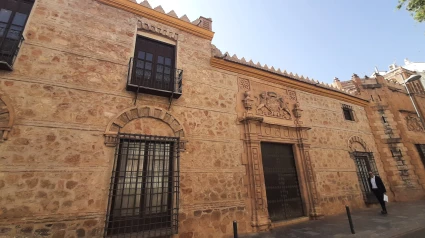 Palacio de los Condes de San Julián con escudos heráldicos históricos en su fachada