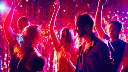Jóvenes divirtiéndose de fiesta en una discoteca
