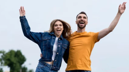 Dos personas se muestran felices