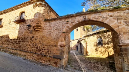 Muralla y Arco del Ayuntamiento de Poza de la Sal