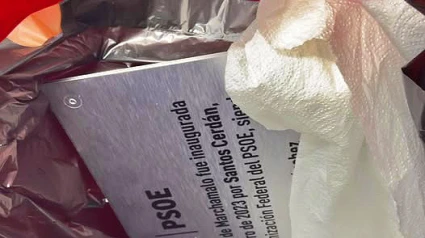 Tiran a la basura la placa de Santos Cerdán de la sede del PSOE en Marchamalo (Guadalajara)