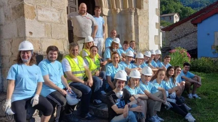 Los voluntarios trabajan en la parroquia de Santa Eulalia en Cabrales, Asturias