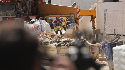 Los bomberos se afanan en rescatar el cadáver del obrero fallecido en Camas y se indagan las causas.POLITICA JOAQUIN CORCHERO / EUROPA PRESS