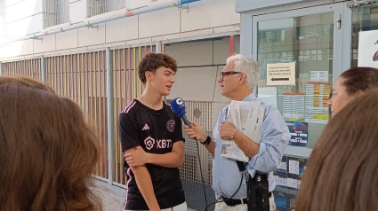 Fernando de Haro, con un alumno que ha recibido sus notas de Selectividad