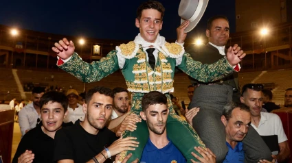 Javier Cuartero, a hombros junto al mayoral de Pedraza de Yeltes en Alicante