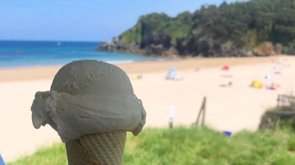 Helados Revuelta en una playa de Llanes