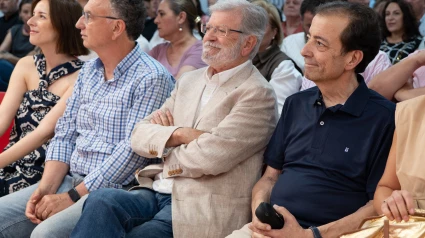 Los expresidentes socialistas de la Junta, Rodríguez Ibarra y Fernández Vara, presentes en el Comité Regional