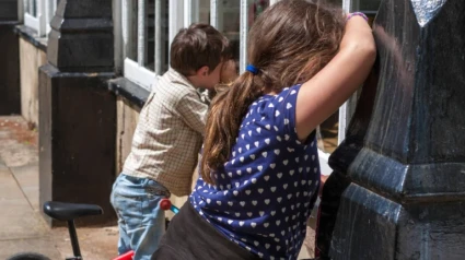 Los niños de una guardería de Madrid salen al patio del recreo y ven a través del cristal a la persona que salvarán sin saberlo