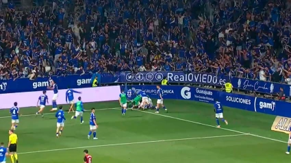 El Carlos Tartiere celebra el gol de Portillo