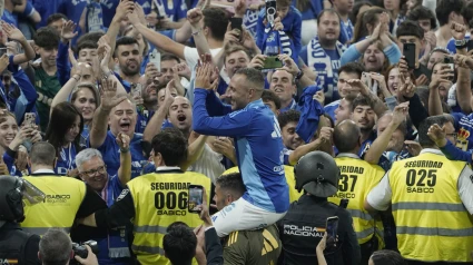 Santi Cazorla celebra el ascenso a Primera con la afición del Oviedo