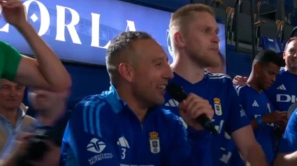 Cazorla se arrancó y se puso a cantar el 'Volveremos' de Melendi en el Carlos Tartiere