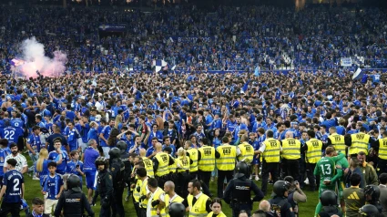 El césped del Carlos Tartiere, teñido de azul, con miles de oviedistas celebrando el regreso de su equipo a Primera División