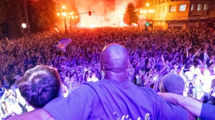 Los jugadores del Oviedo celebran el ascenso con su afición en una plaza de la ciudad.