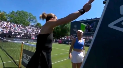 Tensión entre Maria Sakkari y Yúliya Putíntseva al final de su partido en Hamburgo