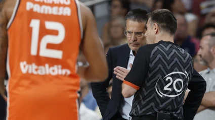 Pedro Martínez, hablando con un árbitro del Real Madrid-Valencia Basket
