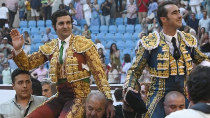 Morante de la Puebla y El Fandi salen por la puerta grande de la plaza de León
