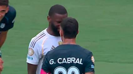 Cara a cara entre Rüdiger y Cabral durante el Real Madrid-Pachuca