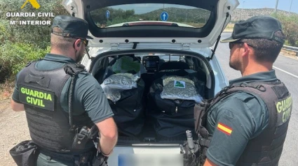 La Guardia Civil le sorprende con 57 kilos de marihuana en su coche