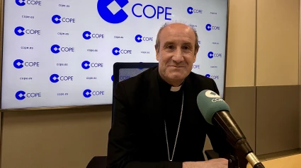 Primera visita a los estudios de COPE Córdoba de Jesús Fernández como obispo.