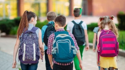 Imagen de archivo de niños yendo al colegio
